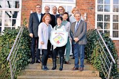 Maria Starke (m., vorn) wurde zur neuen Vorsitzenden gewählt und präsentiert mit dem ebenfalls per Mitgliedervotum  bestätigten Vorstand das neue Logo des Bürgervereins. (Foto: Eknad)