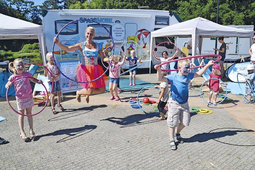 Für viel Spaß und gute Laune sorgt Manuela vom Spaßmobil Lübecker Bucht mit diversen Aktionen und Aktivitäten. (Foto: René Kleinschmidt)