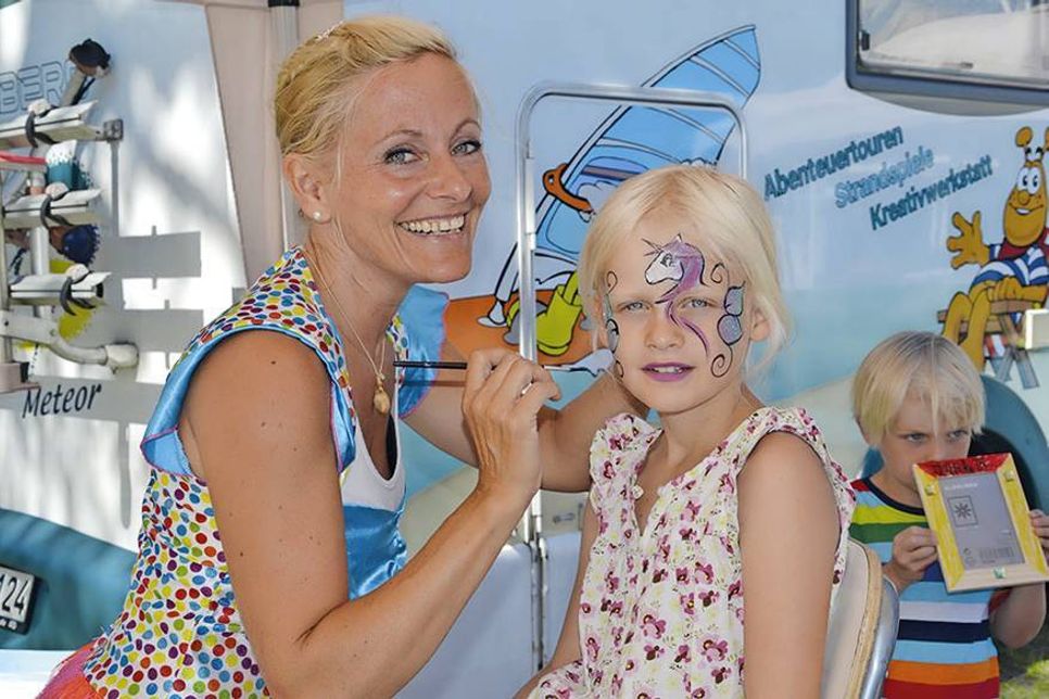 Auch das beliebte Kinderschminken gehört dazu. Mit einem Foto vom geschminkten Gesicht und einem selbstgebastelten Rahmen wird daraus ein schönes Andenken vom Ostseeurlaub. (Foto: René Kleinschmidt)