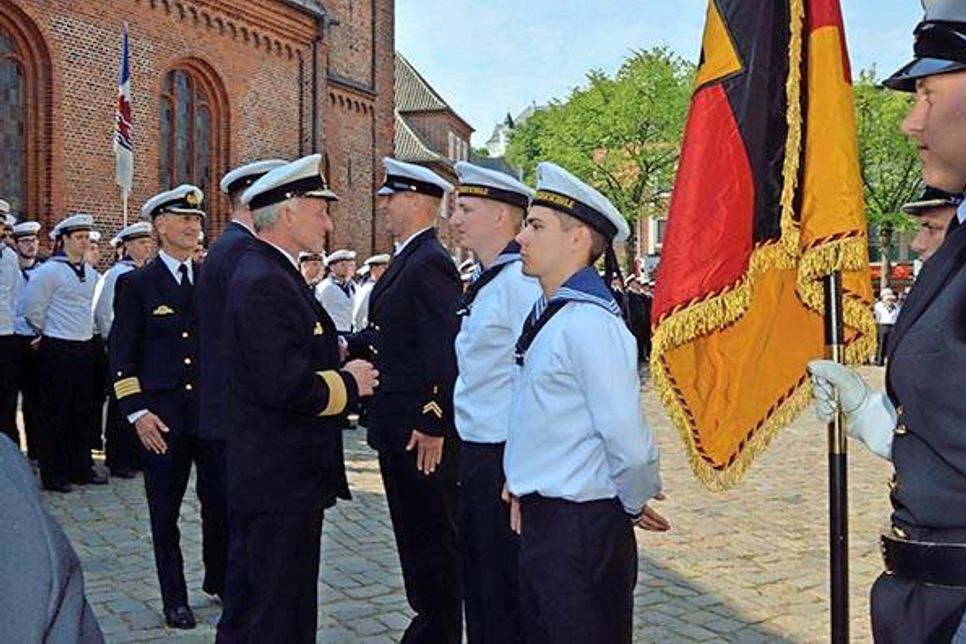 Stellvertretend für alle Soldaten leistete die Fahnenabordnung mit den Obermaaten Christin Caucal und Valentin Erdmenger, den Matrosen Steven-Oliver Zagorny und Lukas Krull sowie OG Daniel Harenz und OB Denni Paetow den Eid auf die Fahne, in dem sie geloben, der Bundesrepublik treu zu dienen.