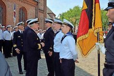 Stellvertretend für alle Soldaten leistete die Fahnenabordnung mit den Obermaaten Christin Caucal und Valentin Erdmenger, den Matrosen Steven-Oliver Zagorny und Lukas Krull sowie OG Daniel Harenz und OB Denni Paetow den Eid auf die Fahne, in dem sie geloben, der Bundesrepublik treu zu dienen.