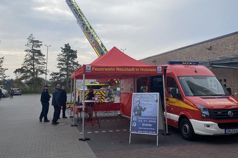 Der Förderverein der Feuerwehr Neustadt verkaufte Karten für Magic-Moments.