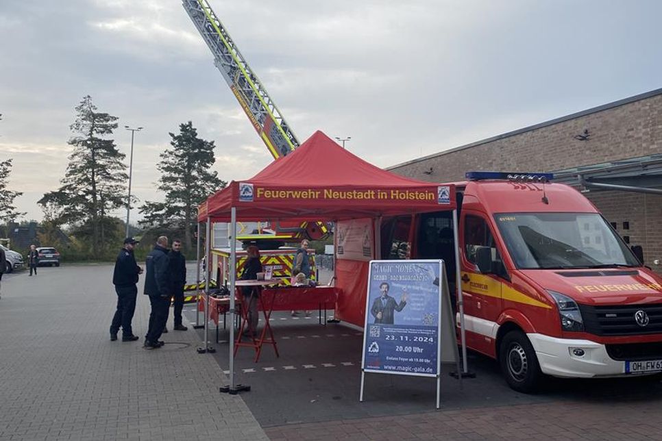 Der Förderverein der Feuerwehr Neustadt verkaufte Karten für Magic-Moments.