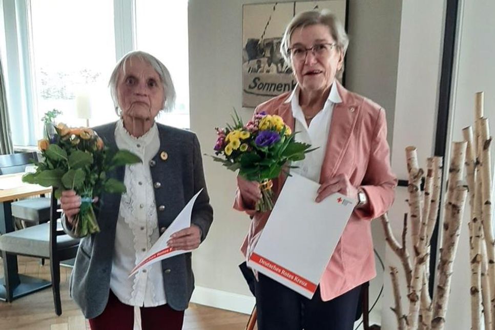 Ursel Amsel und Gerda Hammerich (v. lks.) erhielten die Goldene Nadel für ihre langjährige Mitgliedschaft im DRK-Ortsverband Kellenhusen.