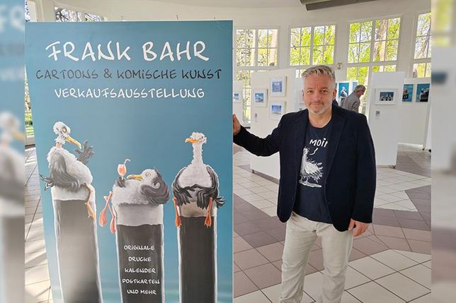 Cartoonist Frank Bahr bei der Eröffnung seiner Ausstellung in der Trinkkurhalle in Timmendorfer Strand.