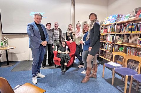 Trotz Sparzwang will Bürgermeister Andreas Zimmermann nicht mit dem Förderverein „AhrensBook“ brechen (hier bei der Gründung im November).