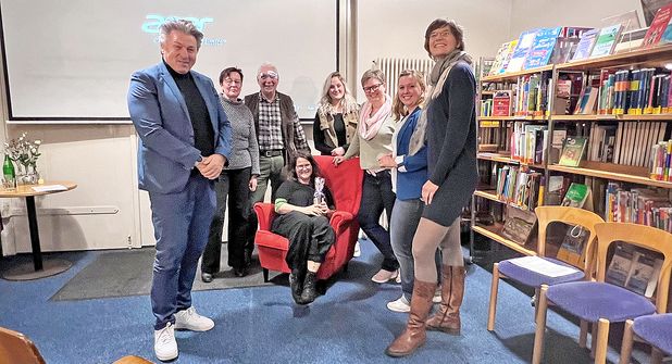 Trotz Sparzwang will Bürgermeister Andreas Zimmermann nicht mit dem Förderverein „AhrensBook“ brechen (hier bei der Gründung im November).