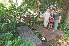 Dr. Ilse Heberlein, Angela Warnecke-Trabandt und Christian Trabandt an der Tischbein-Grabstätte, die sie mit viel Einsatz hergerichtet haben.