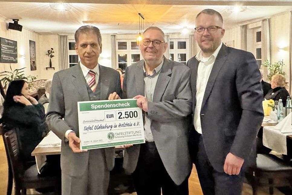 Spendenscheck der Tafelstiftung Schleswig Holstein - Hamburg, übergeben von Herrn Konsul Bernd Jorkisch an Jörg Zander, rechts  1. Stadtrat Jens Junkersdorf