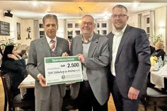 Spendenscheck der Tafelstiftung Schleswig Holstein - Hamburg, übergeben von Herrn Konsul Bernd Jorkisch an Jörg Zander, rechts  1. Stadtrat Jens Junkersdorf