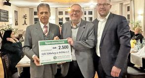Spendenscheck der Tafelstiftung Schleswig Holstein - Hamburg, übergeben von Herrn Konsul Bernd Jorkisch an Jörg Zander, rechts  1. Stadtrat Jens Junkersdorf