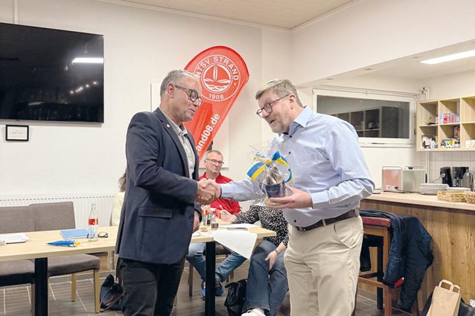 Bürgermeister Sven Partheil-Böhnke bedankt sich bei Andreas Block (links) für seine langjährige, ehrenamtliche Tätigkeit als Vorsitzender des Sportvereins.