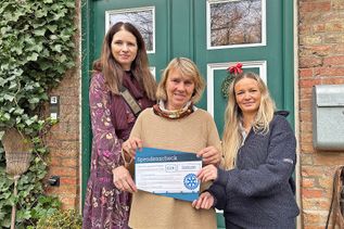 Freudige Gesichter bei der Spendenübergabe: Rotary-Präsidentin Dörte Monheim (Mitte) überreichte Claudia Hagemann (links) und Lena Oeverdiek den symbolischen Spendenscheck.