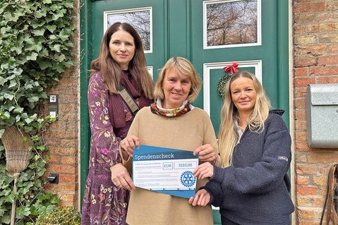 Freudige Gesichter bei der Spendenübergabe: Rotary-Präsidentin Dörte Monheim (Mitte) überreichte Claudia Hagemann (links) und Lena Oeverdiek den symbolischen Spendenscheck.