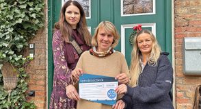 Freudige Gesichter bei der Spendenübergabe: Rotary-Präsidentin Dörte Monheim (Mitte) überreichte Claudia Hagemann (links) und Lena Oeverdiek den symbolischen Spendenscheck.