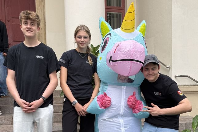 Das Kinder- und Jugendparlament moderiert das Bühnenprogramm.