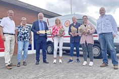 v.l.: Das neue Leitungsduo Dirk Jeß und Ina Setzer-Mückenheim, Bürgermeister Peter Kokocinski, das scheidende Leitungstrio Susan Ivens, Christina Rymon und Bettina Helm, Tafel-Koordinator bei der Johanniter Unfallhilfe Tim Runde.