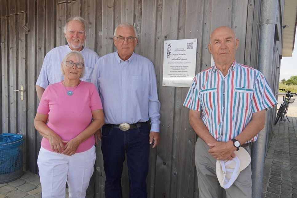 Einweihung der neuen Gedenktafel mit Jürgen Möller und Petra Templin vom Heimat- und Kulturverein Dahme sowie den Überlebenden jens und Uwe Krüper (v. lks.).