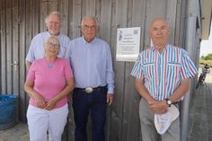 Einweihung der neuen Gedenktafel mit Jürgen Möller und Petra Templin vom Heimat- und Kulturverein Dahme sowie den Überlebenden jens und Uwe Krüper (v. lks.).
