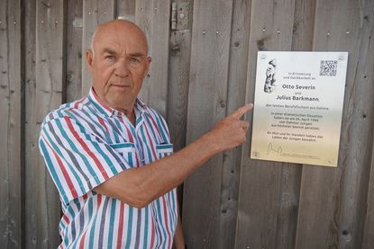 Uwe Krüper zeigt auf die Gedenktafel, die den beiden Rettern Otto Severin und Julius Barkmann ein bleibendes Denkmal setzt.