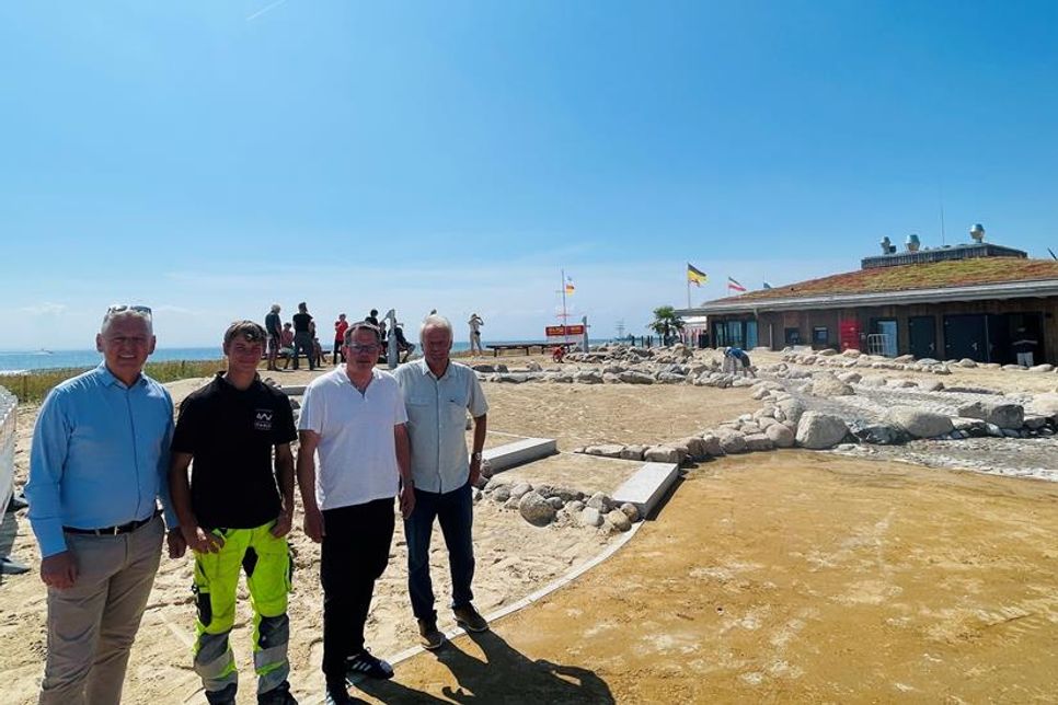 Touristikleiter Manfred Wohnrade und Bürgermeister Sebastian Rieke bei der Eröffnung.