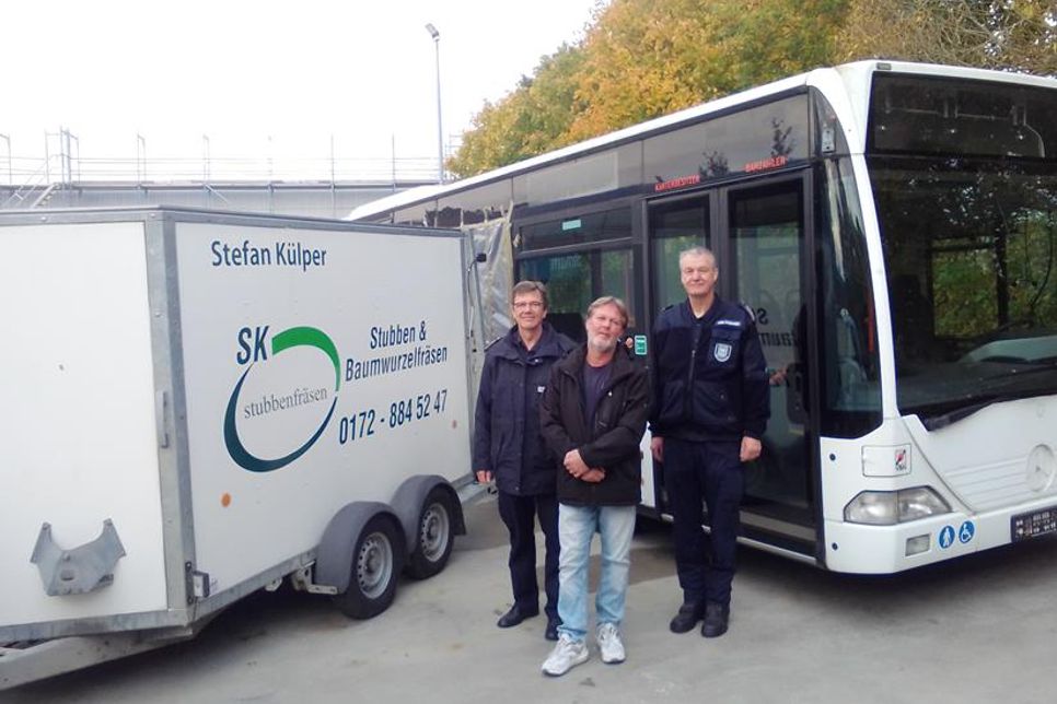Kreiswehrführer Michael Hasselmann, Spender Stefan Külper und Lehrgangsleiter Heiko Krabbenhöft (v. lks.). (Foto: Dirk Prüß, Kreisfeuerwehrverband Ostholstein)