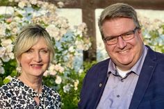 Ulrike Baumann übergibt die Präsidentschaft des Lions Clubs Neustadt an Dirk Süssenbach.