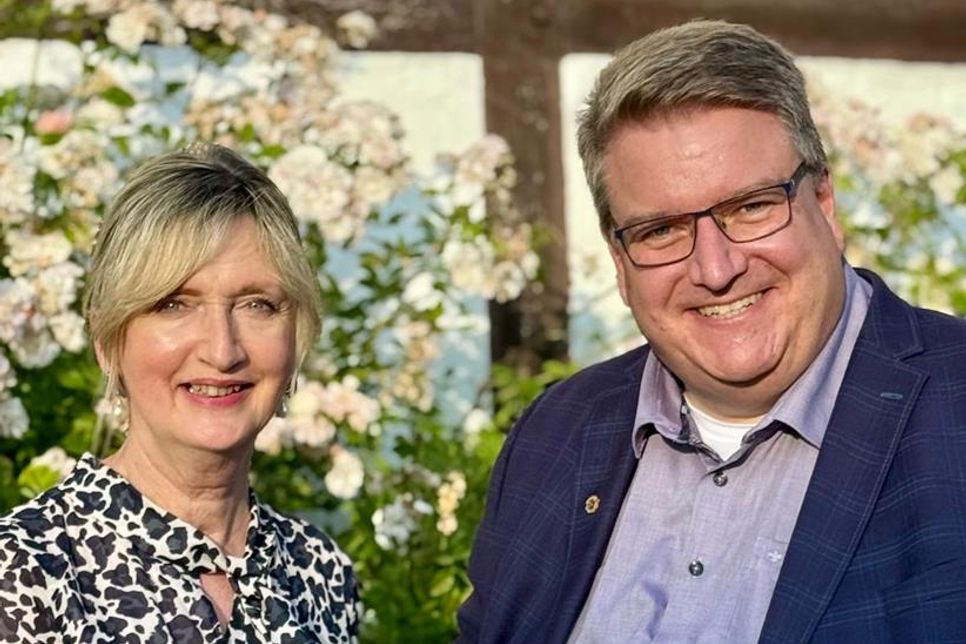 Ulrike Baumann übergibt die Präsidentschaft des Lions Clubs Neustadt an Dirk Süssenbach.