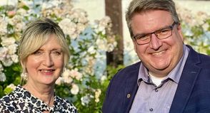 Ulrike Baumann übergibt die Präsidentschaft des Lions Clubs Neustadt an Dirk Süssenbach.