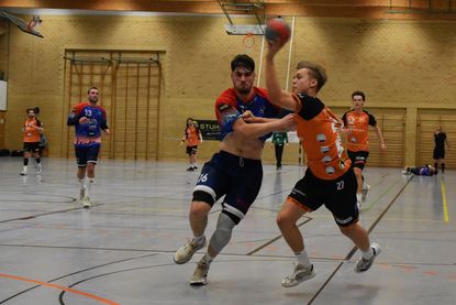 Tempo vor wie zurück. Julian Euler verhindert im Laufduell den Gegenstoß.