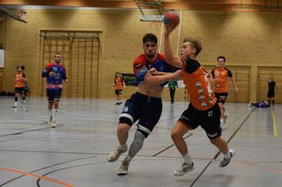 Tempo vor wie zurück. Julian Euler verhindert im Laufduell den Gegenstoß.