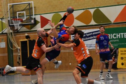 Konstantin von Starck wird energisch von der Gästeabwehr gestoppt.