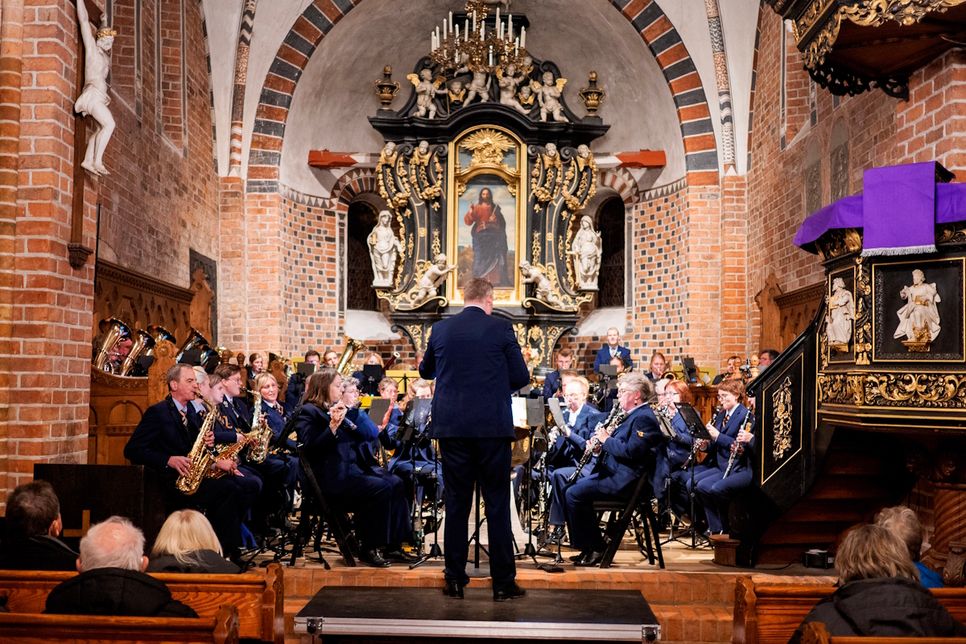 Das Blasorchester Lensahn stimmt mit seinen Klängen auf das bevorstehende Fest ein.
