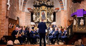 Das Blasorchester Lensahn stimmt mit seinen Klängen auf das bevorstehende Fest ein.