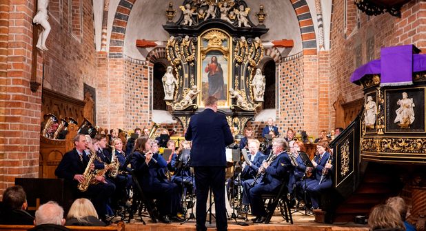 Das Blasorchester Lensahn stimmt mit seinen Klängen auf das bevorstehende Fest ein.