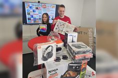 Jenny Beyer und Simon Krüger bei der dritten Auslosung zum Oster-Gewinnspiel 2026