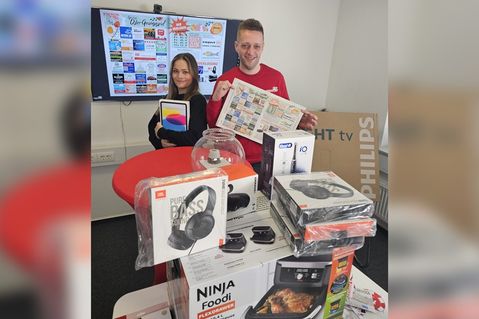 Jenny Beyer und Simon Krüger bei der dritten Auslosung zum Oster-Gewinnspiel 2026