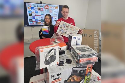 Jenny Beyer und Simon Krüger bei der dritten Auslosung zum Oster-Gewinnspiel 2026