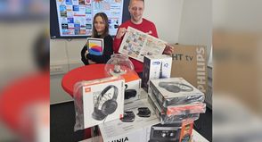 Jenny Beyer und Simon Krüger bei der dritten Auslosung zum Oster-Gewinnspiel 2026