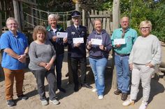 Spendenübergabe mit Schriftführer CDU Martin Schmüth, Kassenwartin CDU Frauke Becker, Kassenwart Hospizverein Jürgen Haß, Jugendfeuerwehrwart Matthias Gradert. Kindergartenleiterin Silke Piening, Jugendwart Pfadfinder Andreas Dons und 1. Vorsitzende CDU Kirsten Sköries (v. lks.).