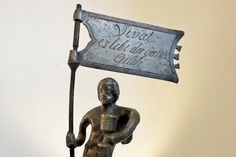 Blick aufs Detail: Die kleine Figur wurde mit einem Trinkpokal gestaltet.
