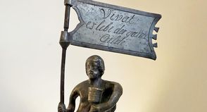 Blick aufs Detail: Die kleine Figur wurde mit einem Trinkpokal gestaltet.