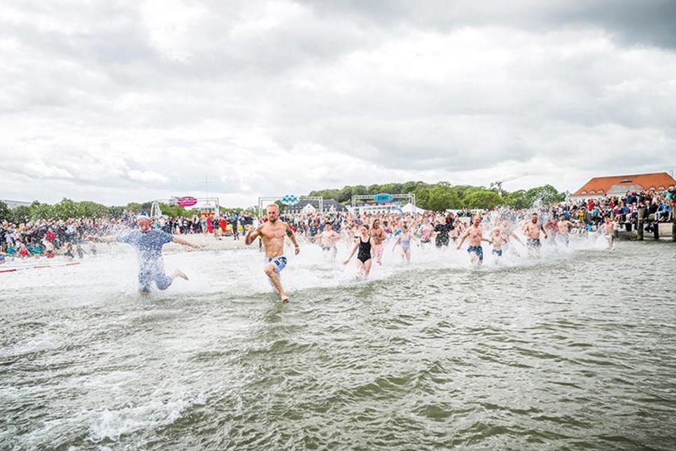 Am Samstag wird die Badesaion in Travemünde mit dem traditionellen Anbaden eröffnet.