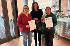 Scharbeutz. Seit dem 1. November hat Pönitz eine neue Dorfvorsteherin: Annkathrin Stille  (lks.) übernimmt das Amt und wird künftig von Stephanie Apel (re.) als Stellvertreterin unterstützt. Christian Lehmann hatte sein Amt aus privaten Gründen niedergelegt. Annkathrin Stille war bisher stellvertretende Dorfvorsteherin und beide bringen viel Erfahrung, Herz und Engagement für ihr Dorf mit, weiß Bürgermeisterin Bettina Schäfer (Mitte) zu berichten. (red)