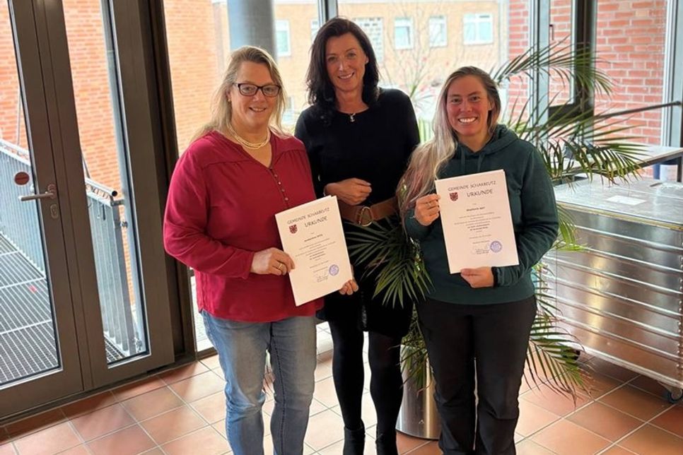 Scharbeutz. Seit dem 1. November hat Pönitz eine neue Dorfvorsteherin: Annkathrin Stille  (lks.) übernimmt das Amt und wird künftig von Stephanie Apel (re.) als Stellvertreterin unterstützt. Christian Lehmann hatte sein Amt aus privaten Gründen niedergelegt. Annkathrin Stille war bisher stellvertretende Dorfvorsteherin und beide bringen viel Erfahrung, Herz und Engagement für ihr Dorf mit, weiß Bürgermeisterin Bettina Schäfer (Mitte) zu berichten. (red)