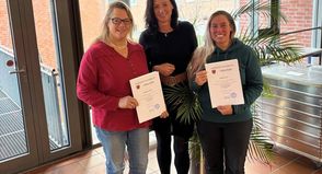 Scharbeutz. Seit dem 1. November hat Pönitz eine neue Dorfvorsteherin: Annkathrin Stille  (lks.) übernimmt das Amt und wird künftig von Stephanie Apel (re.) als Stellvertreterin unterstützt. Christian Lehmann hatte sein Amt aus privaten Gründen niedergelegt. Annkathrin Stille war bisher stellvertretende Dorfvorsteherin und beide bringen viel Erfahrung, Herz und Engagement für ihr Dorf mit, weiß Bürgermeisterin Bettina Schäfer (Mitte) zu berichten. (red)