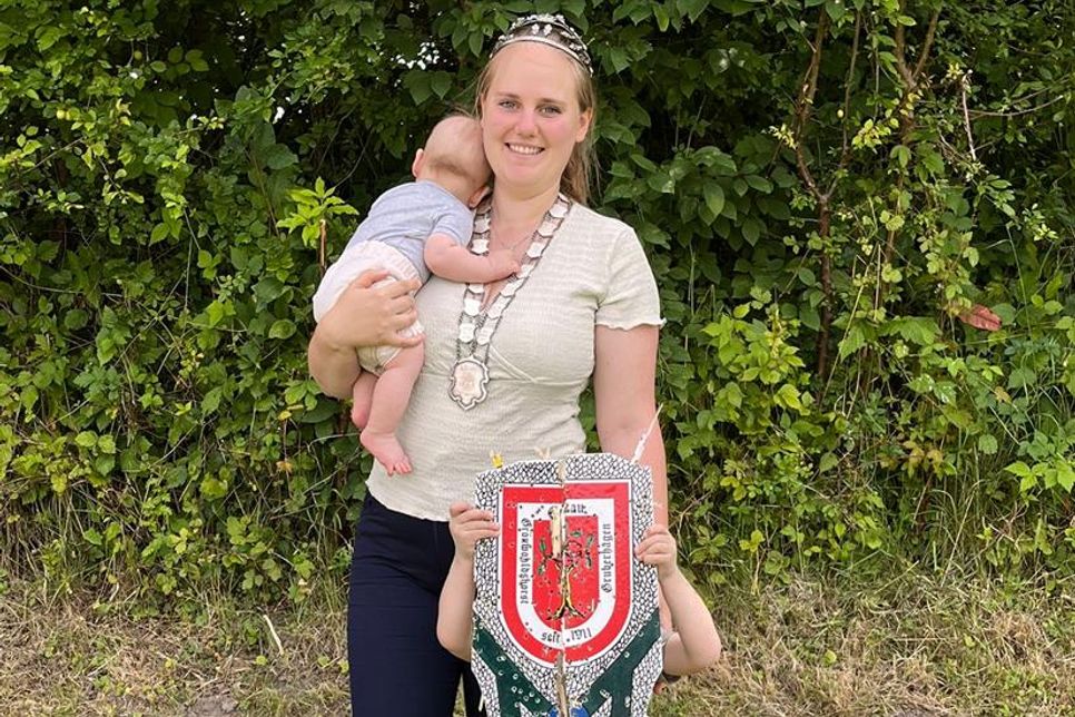 Königin Carolin mit den Prinzen Hanno und Lönne.