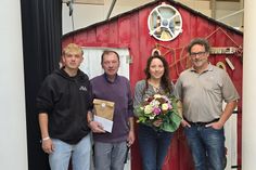 Tourismusleiter Raymond Kiesbye gratuliert Lennart Hudler, Stefan Passon und Lena Bebensee.