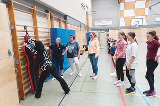 Vor den Augen von Trainerin Michaela Wagner (v.li.), Bettina Höft, Sonja Sesko und ihren Mitschülerinnen wehrt  sich Aya gegen Dummy „Bob.“