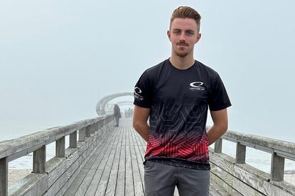 Timo Hartmann vor der Seebrücke in Kellenhusen - bald nimmt er bei 25 Grad in Australien an der Discgolf-WM teil.